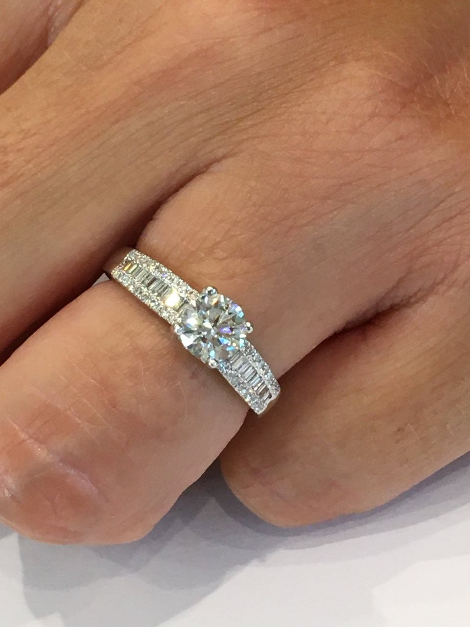 FRIAS, anillo solitario de oro blanco con diamantes - Roman Joyero