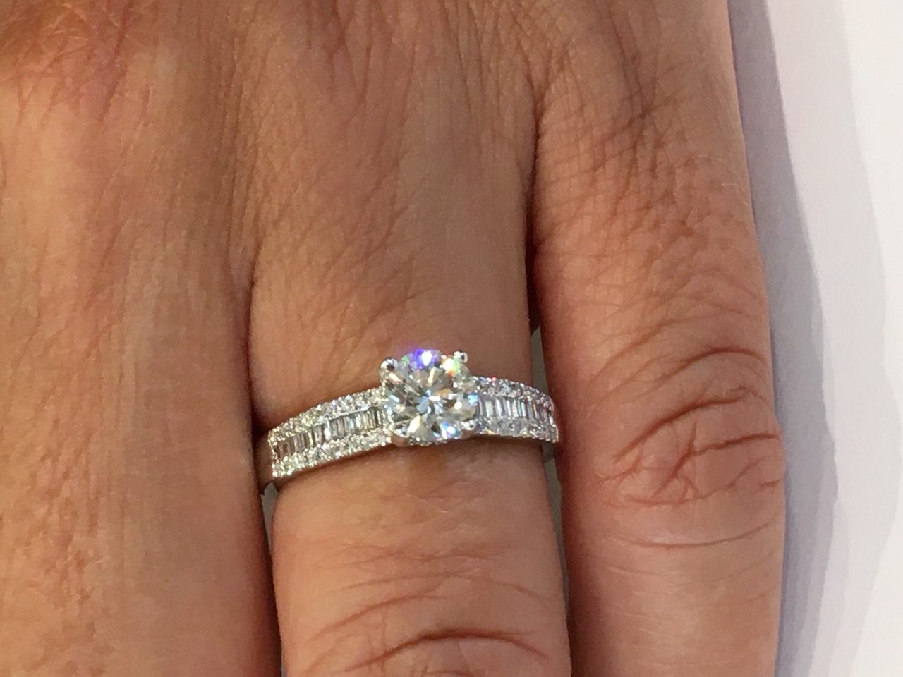 FRIAS, anillo solitario de oro blanco con diamantes - Roman Joyero