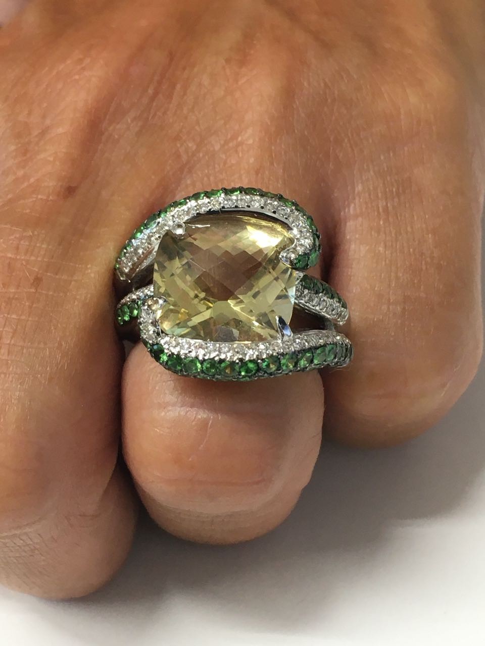 Anillo ancho FERIHA en oro blanco con brillantes y piedras - Roman Joyero
