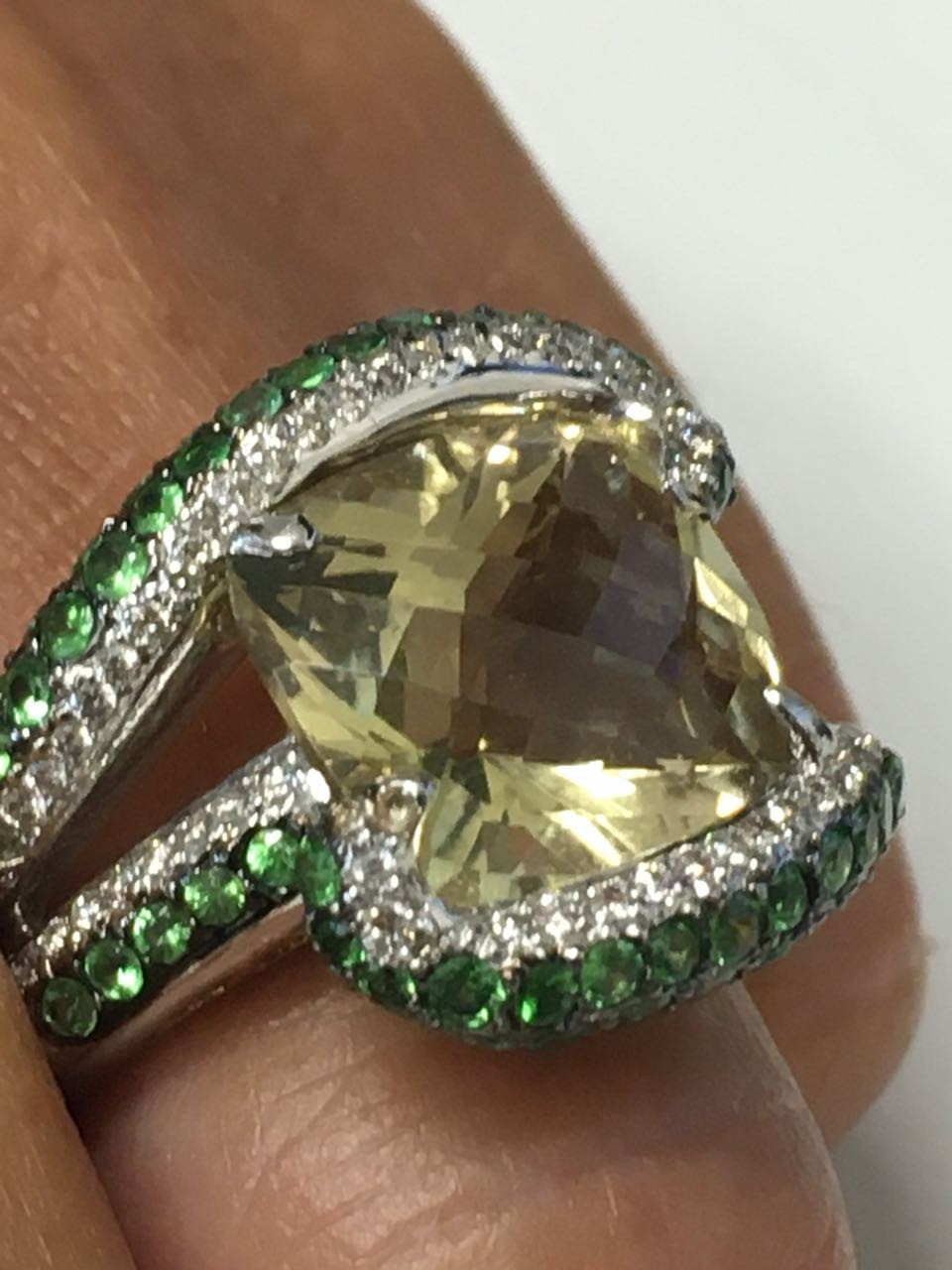 Anillo ancho FERIHA en oro blanco con brillantes y piedras - Roman Joyero