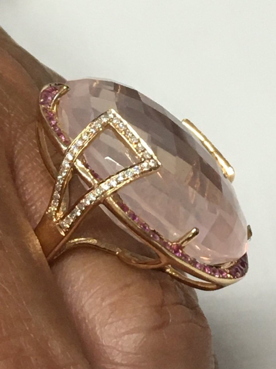 Anillo ancho FIKRIYE en oro rosa con zafiros rosas y brillantes