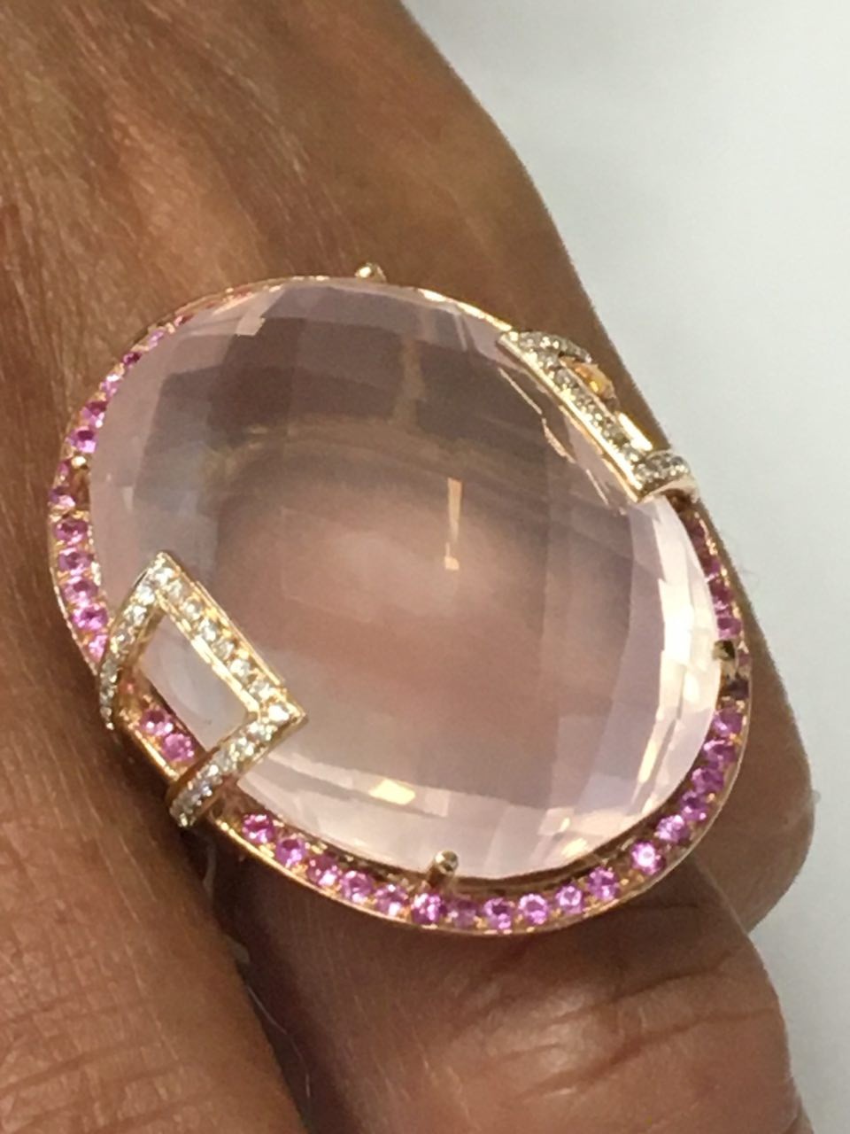 Anillo ancho FIKRIYE en oro rosa con zafiros rosas y brillantes