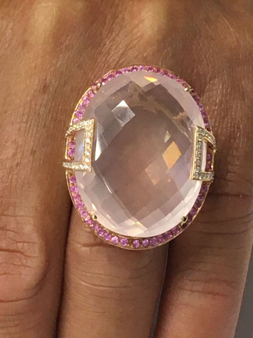 Anillo ancho FIKRIYE en oro rosa con zafiros rosas y brillantes