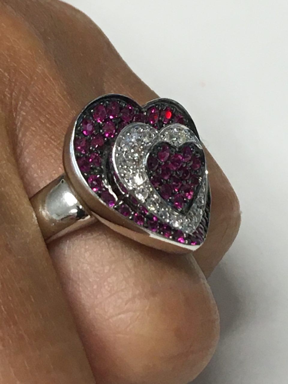 Anillo ancho EZGI en oro blanco con zafiros rosas y brillantes - Roman Joyero