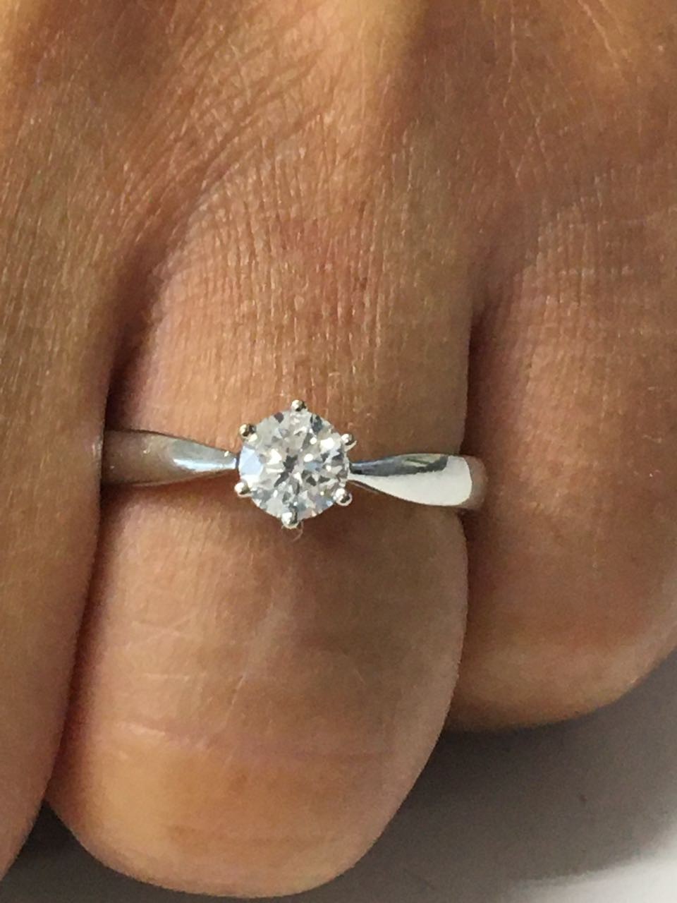 Anillo solitario de oro blanco HADAN con brillante