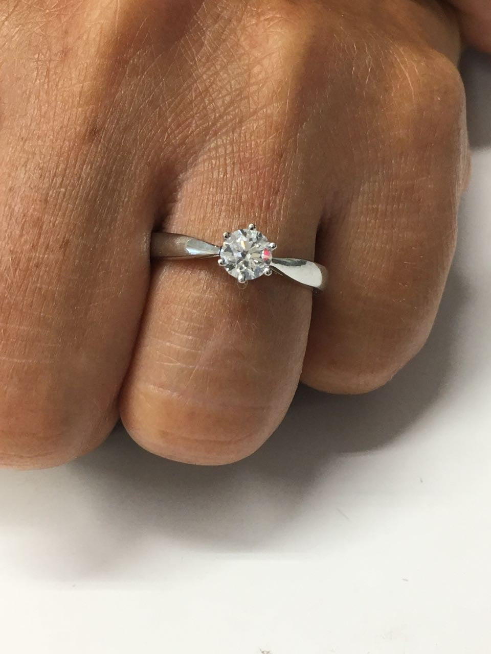 Anillo solitario de oro blanco HADAN con brillante