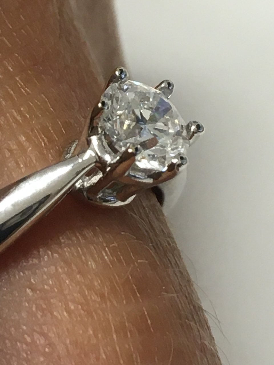 Anillo solitario de oro blanco HADAN con brillante