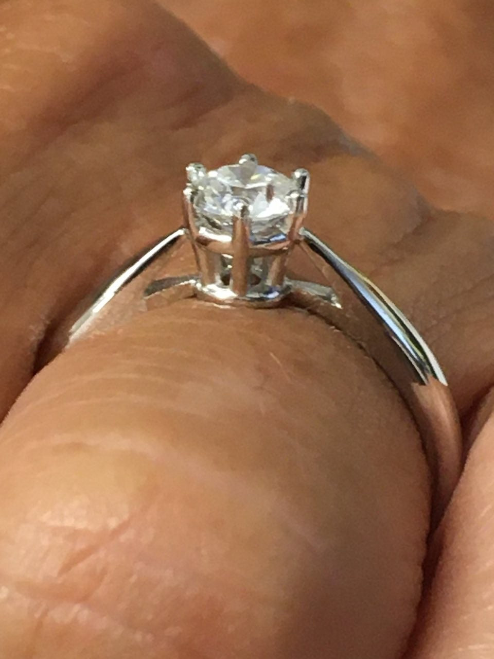 Anillo solitario de oro blanco HADAN con brillante