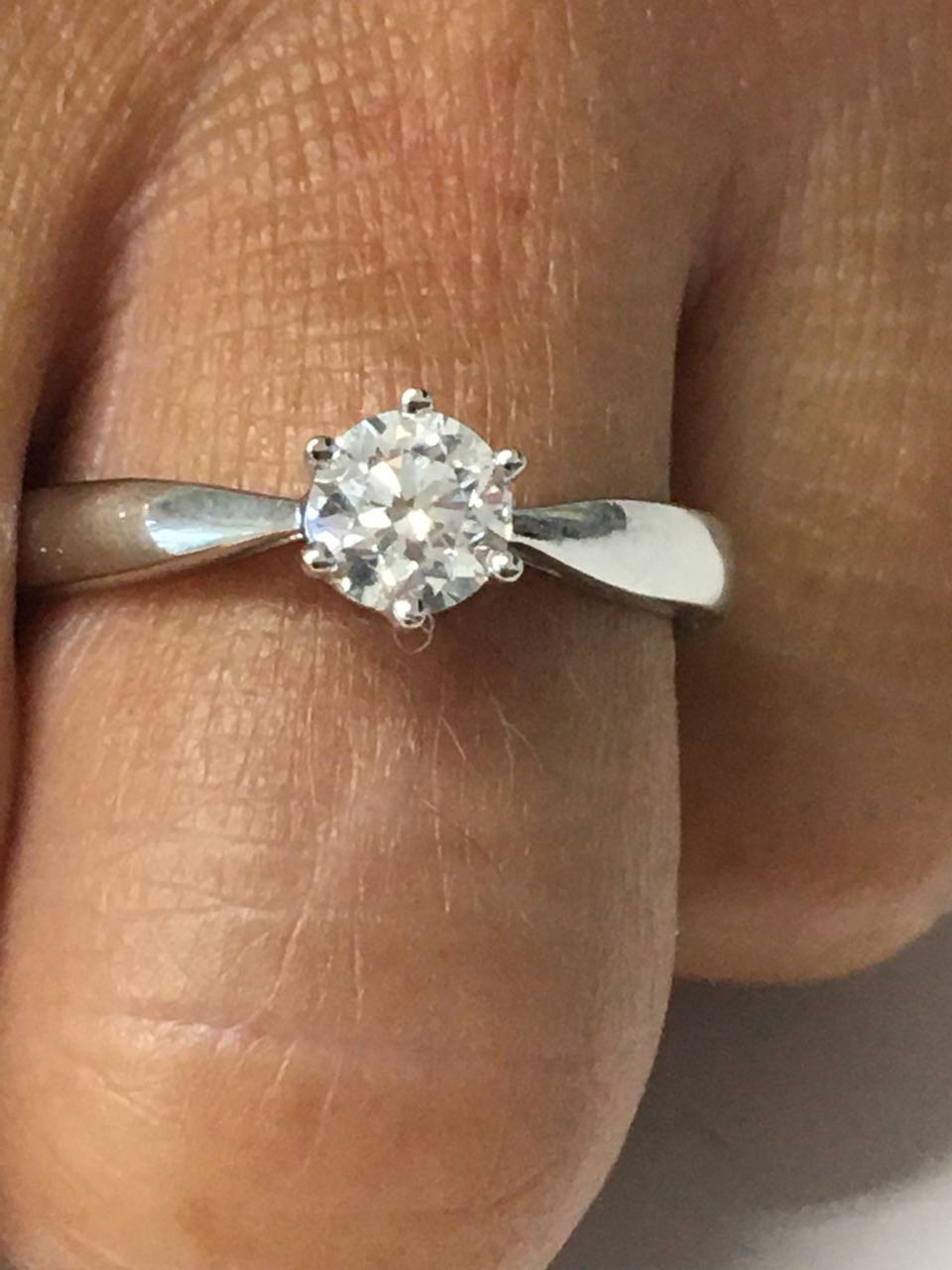 Anillo solitario de oro blanco HADAN con brillante