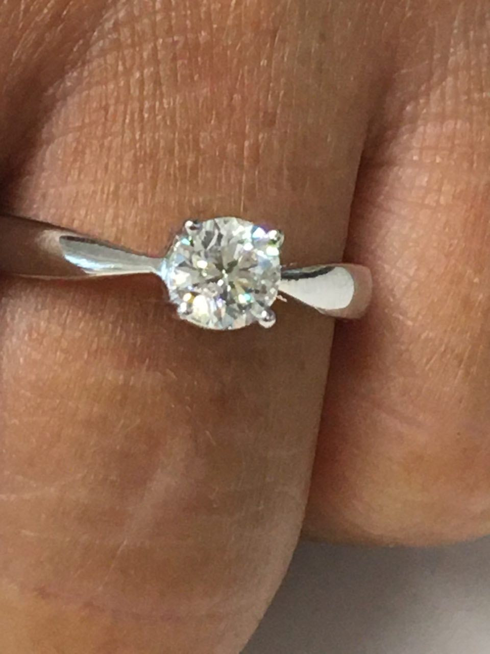 Anillo solitario de oro blanco FERAY con brillante - Roman Joyero