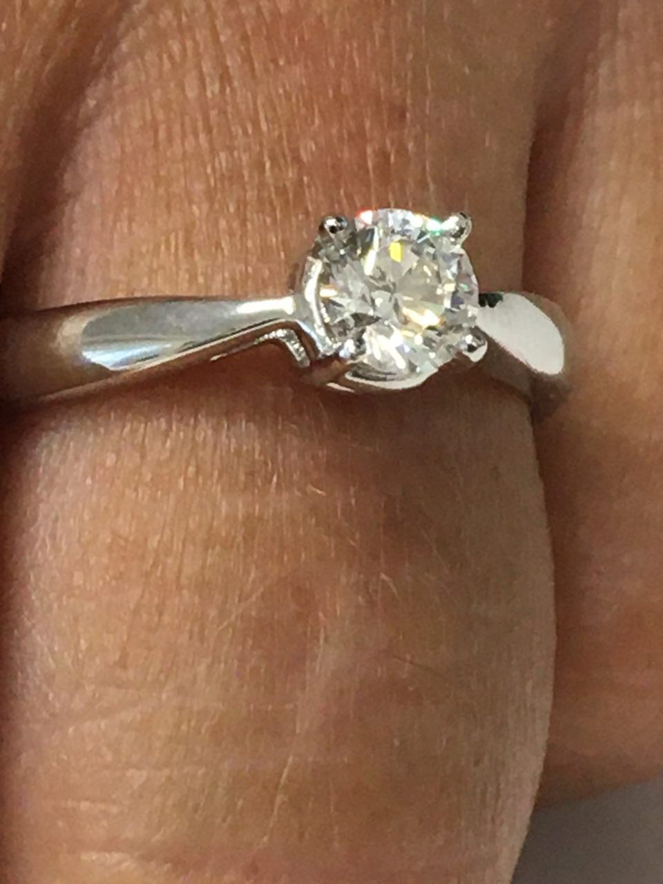 Anillo solitario de oro blanco FERAY con brillante - Roman Joyero