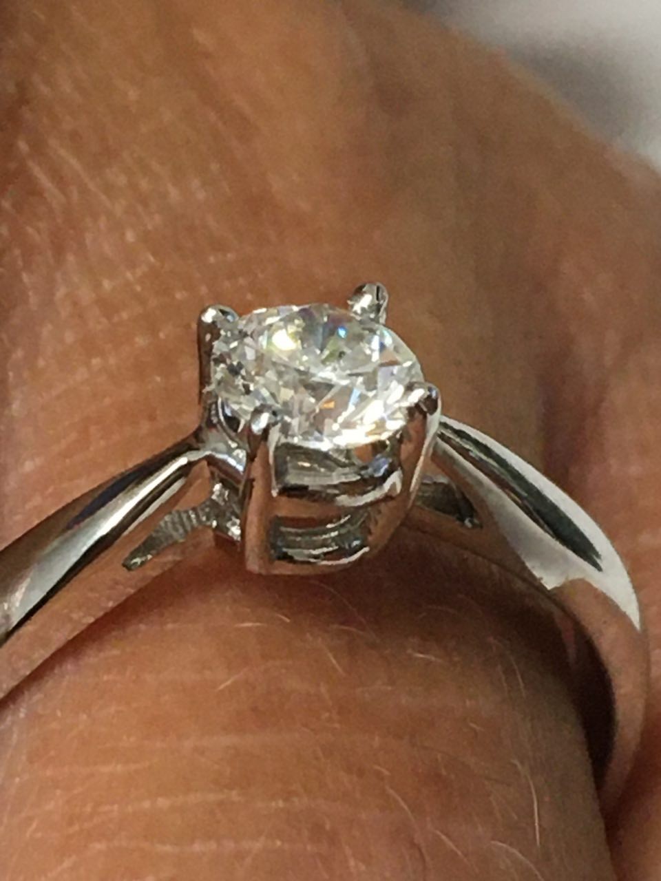 Anillo solitario de oro blanco FERAY con brillante - Roman Joyero