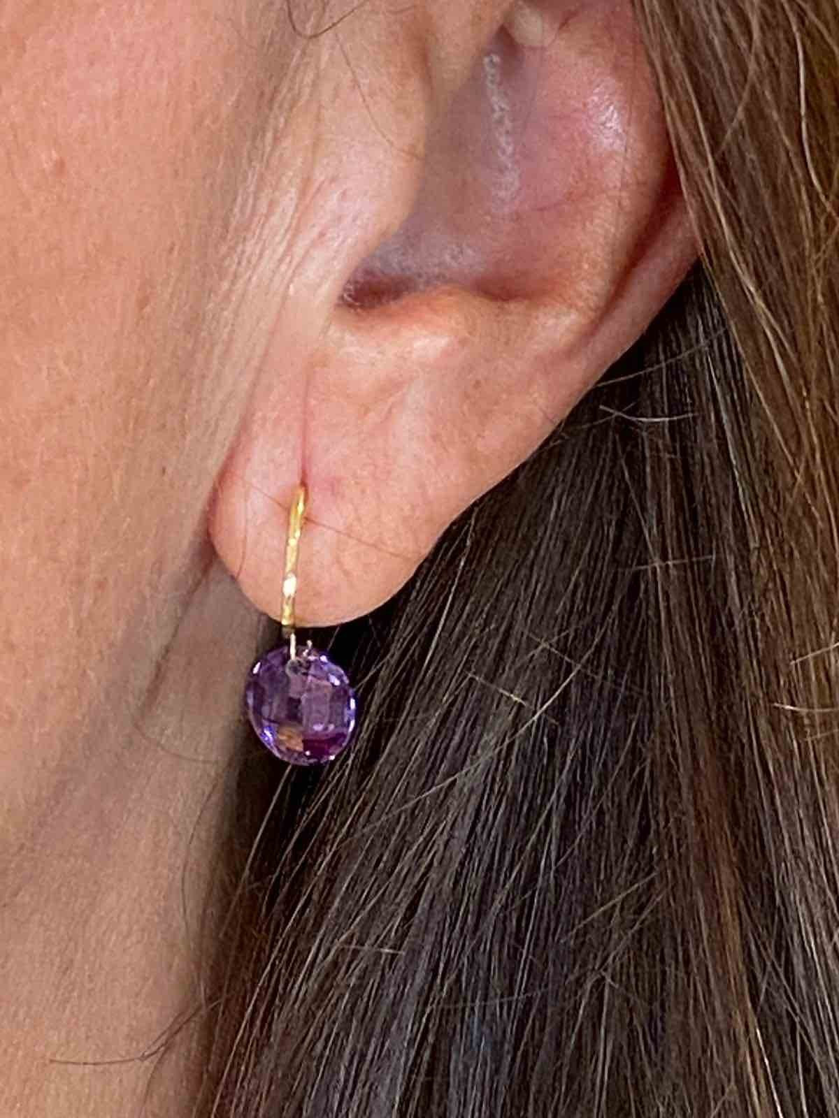 Pendientes HATICE en oro amarillo con amatista o cuarzo celeste