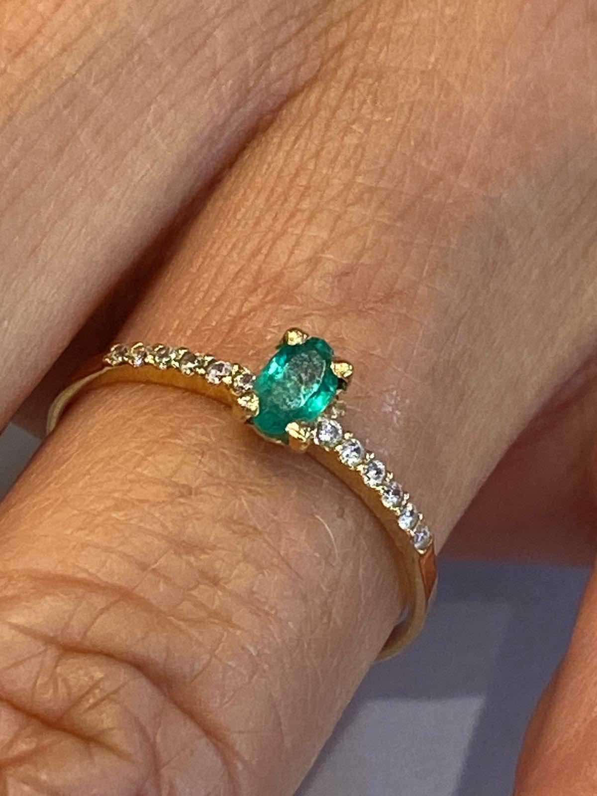 Anillo fino IREM en oro amarillo con esmeralda, rubí o zafiro