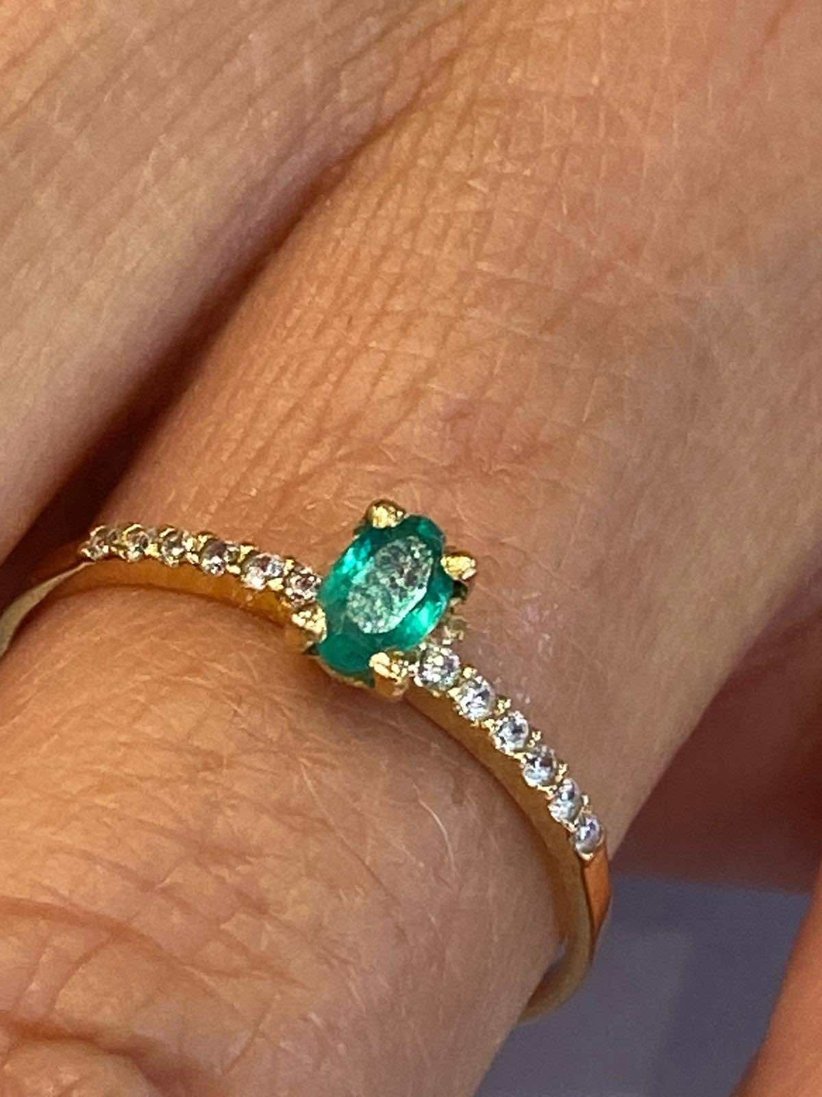 Anillo fino IREM en oro amarillo con esmeralda, rubí o zafiro