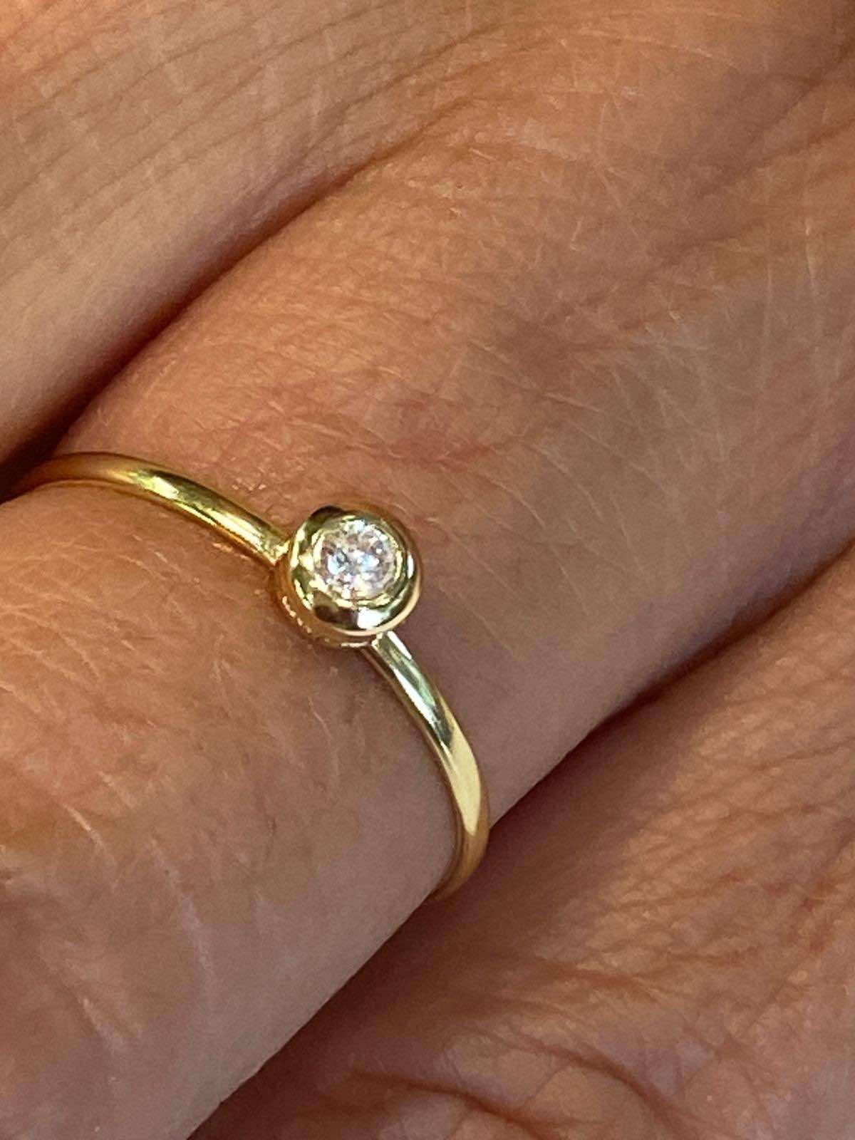 Anillo fino KADER en oro amarillo con pequeña circonita central - Roman Joyero