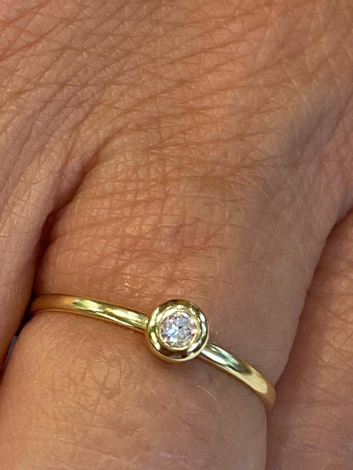 Anillo fino KADER en oro amarillo con pequeña circonita central - Roman Joyero