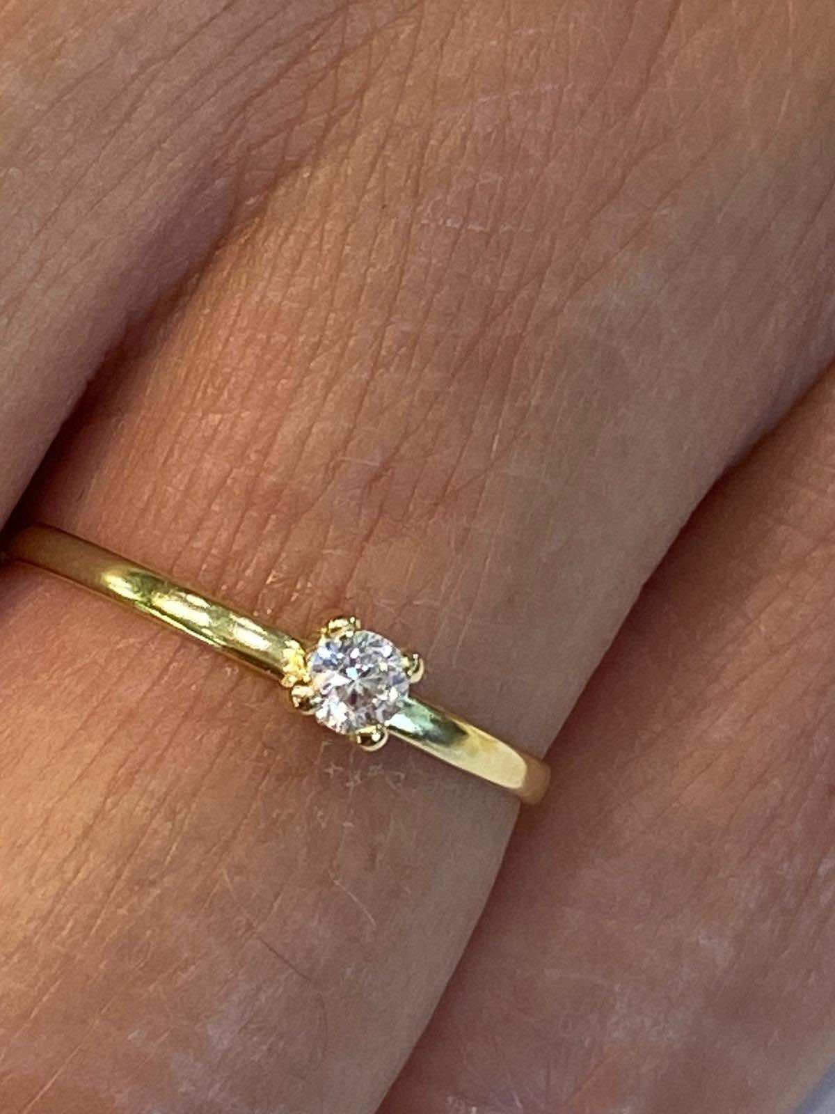 Anillo fino KELEBEK en oro amarillo con pequeña circonita central - Roman Joyero