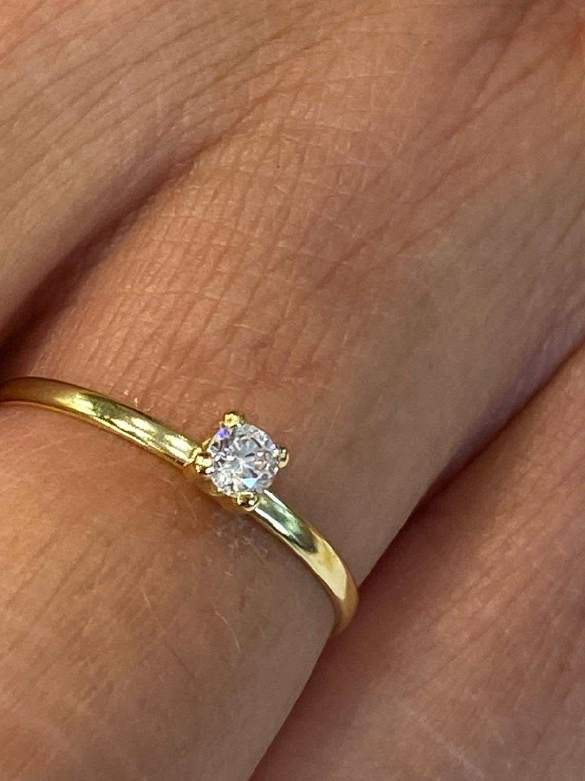 Anillo fino KELEBEK en oro amarillo con pequeña circonita central - Roman Joyero