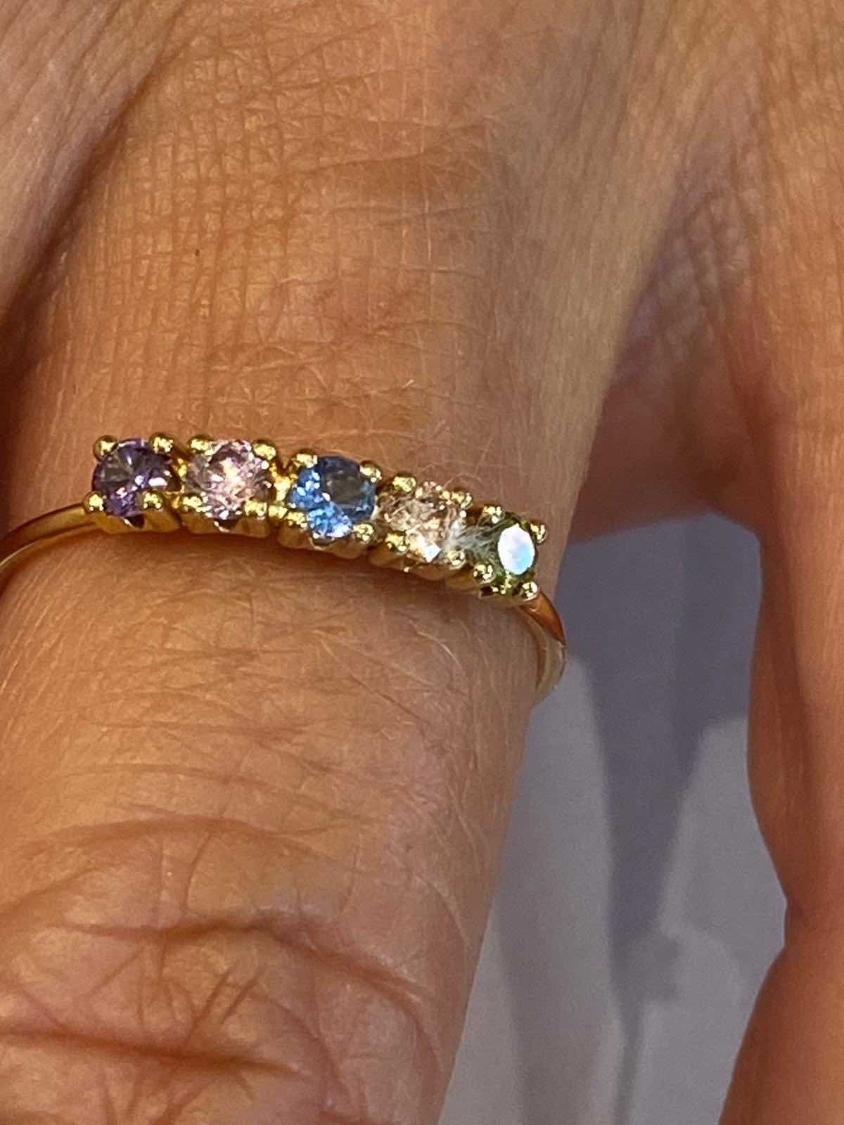 Anillo fino LALE en oro amarillo con pequeños cuarzos de colores - Roman Joyero