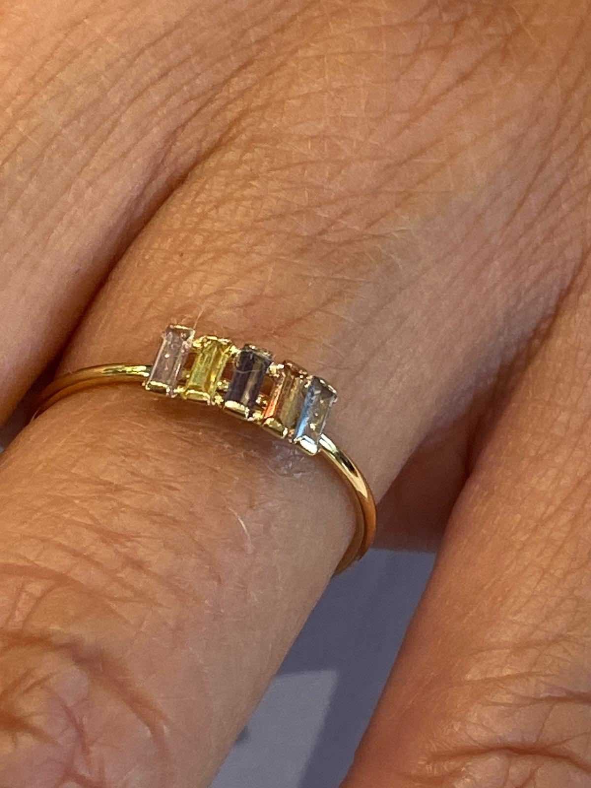 Anillo fino MELEKY en oro amarillo con pequeños cuarzos de colores - Roman Joyero