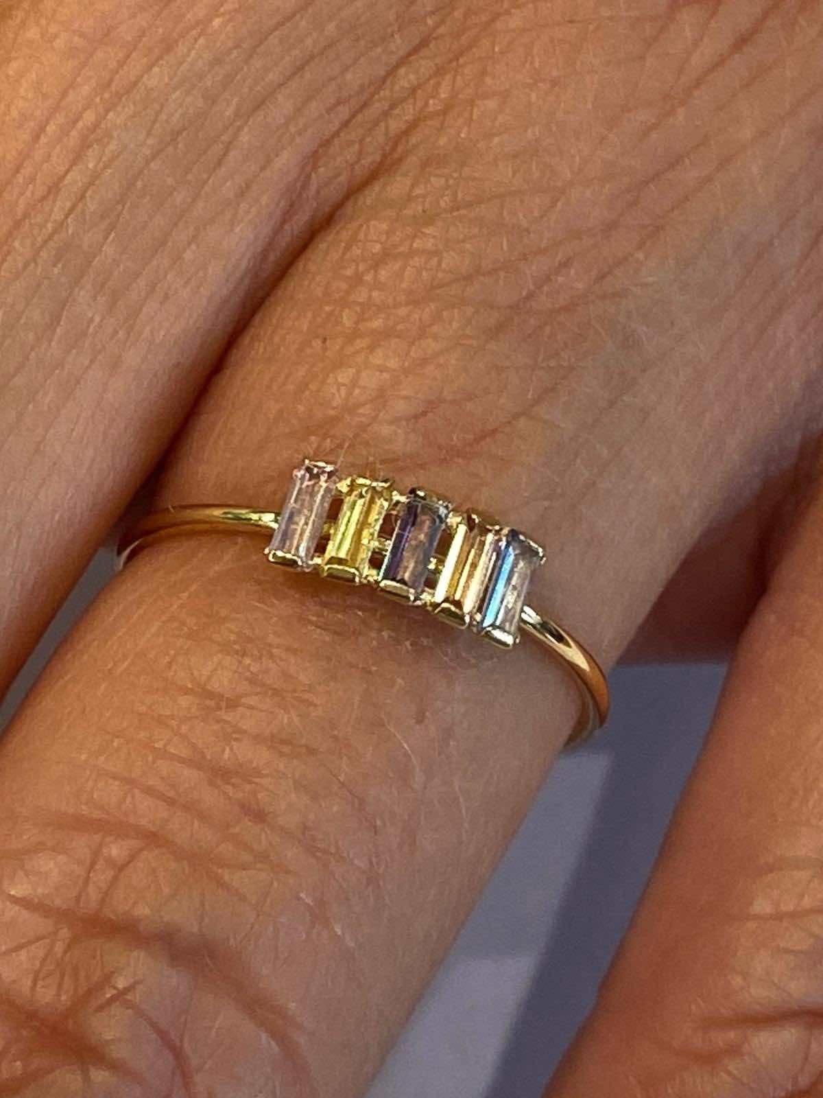 Anillo fino MELEKY en oro amarillo con pequeños cuarzos de colores - Roman Joyero