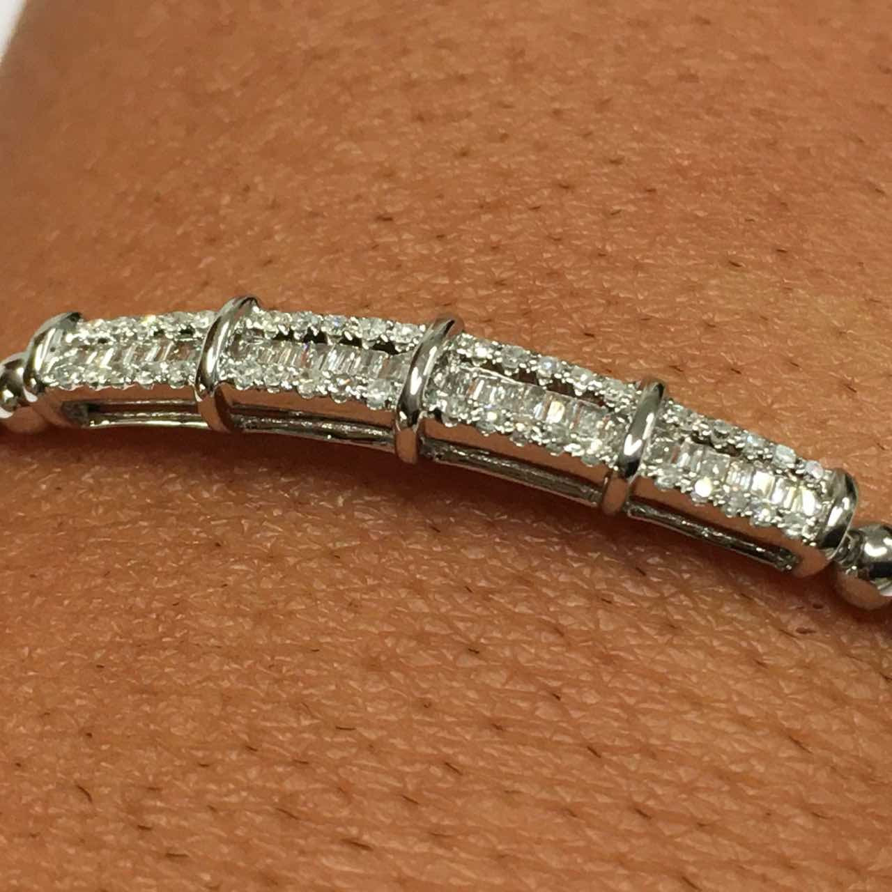 Pulsera rígida NADIYE en oro blanco con baguettes y brillantes - Roman Joyero