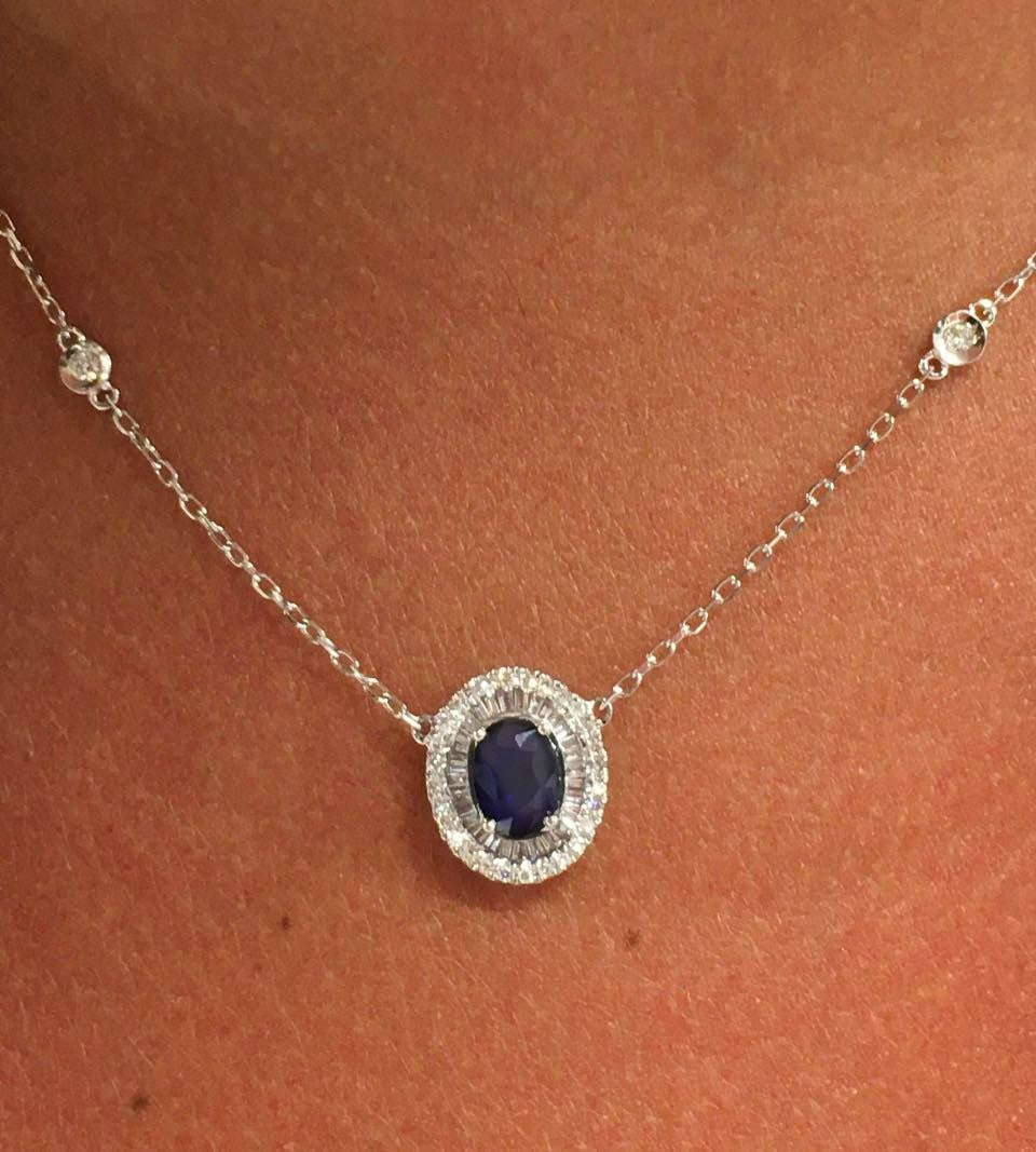 Gargantilla con colgante NEHIR en oro blanco con zafiro y diamantes