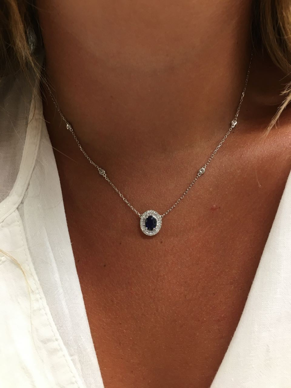 Gargantilla con colgante NEHIR en oro blanco con zafiro y diamantes