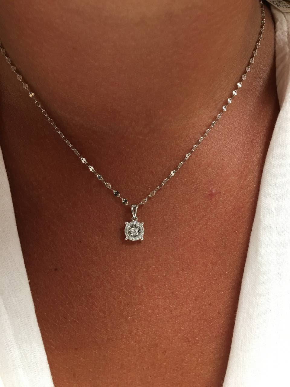 Colgante NERGIS de oro blanco con asa y brillantes