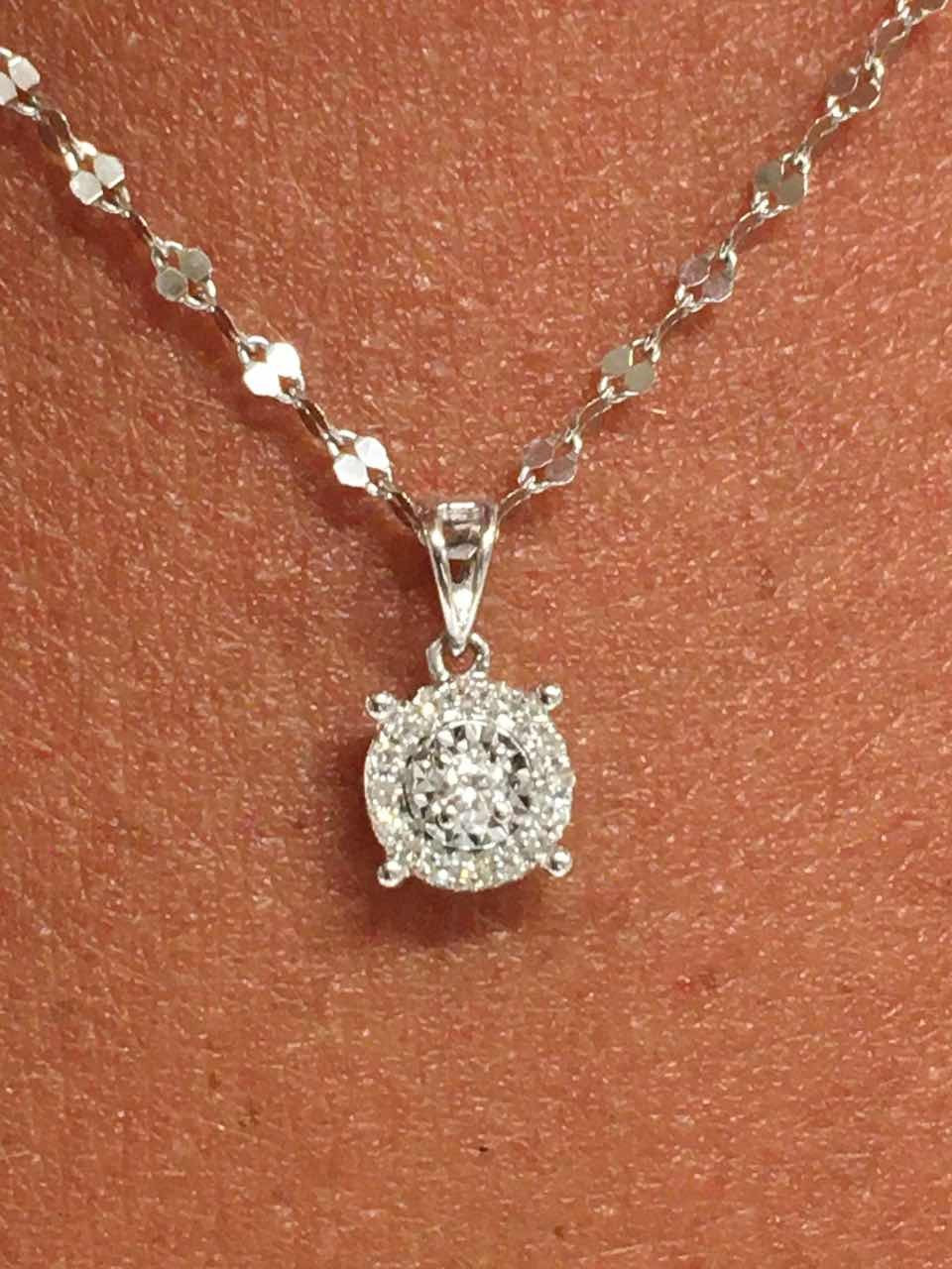Colgante NERGIS de oro blanco con asa y brillantes