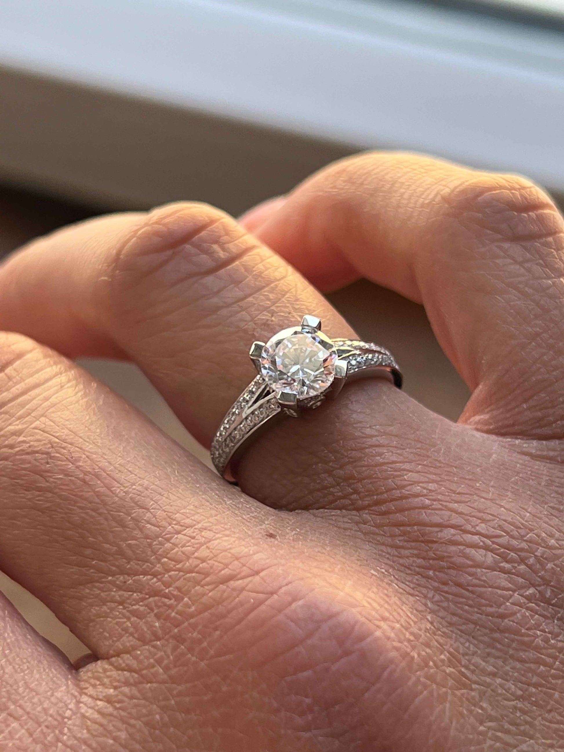 TIZIANO, Anillo solitario de plata con circonita central - Roman Joyero