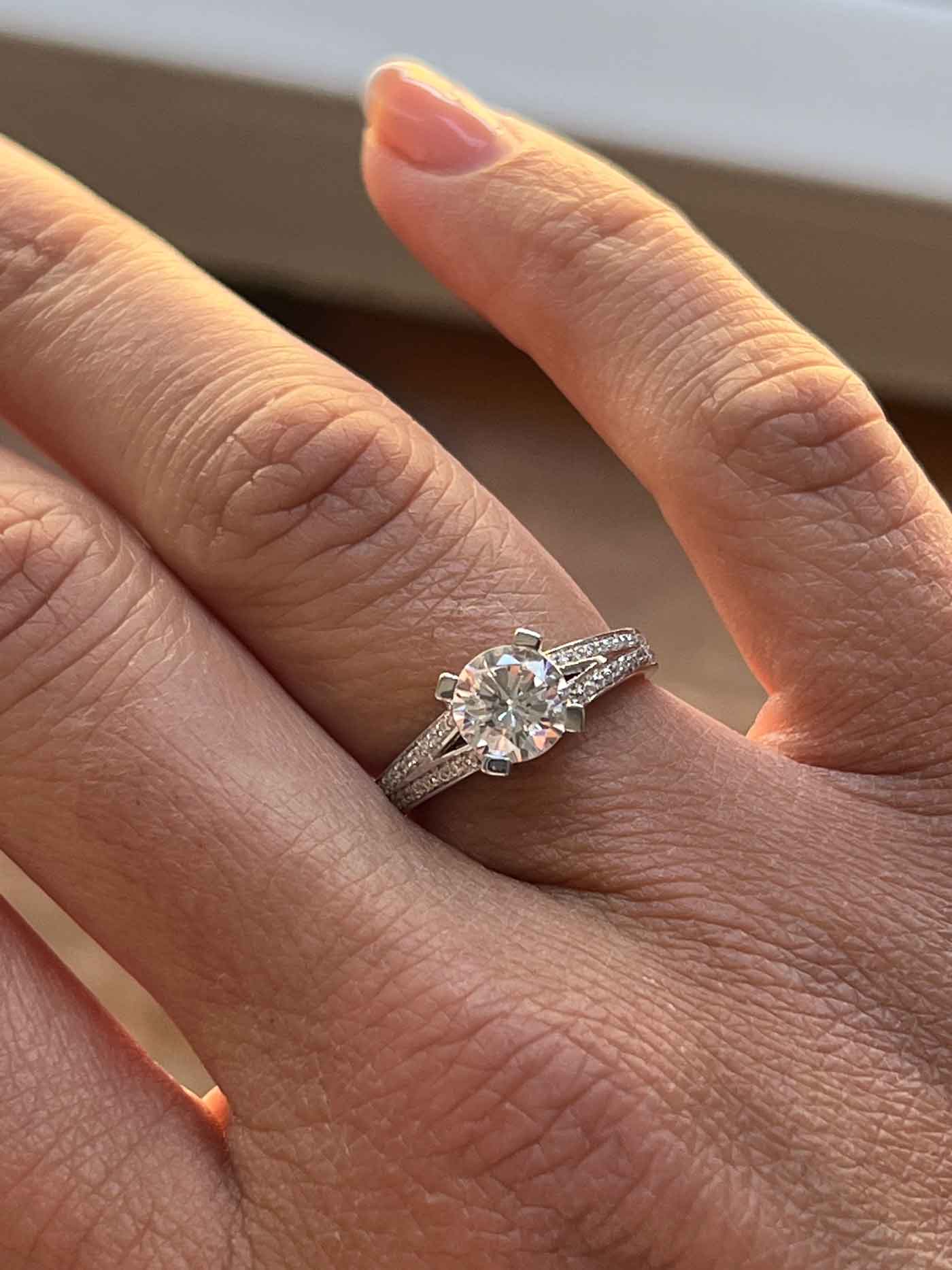 TIZIANO, Anillo solitario de plata con circonita central - Roman Joyero