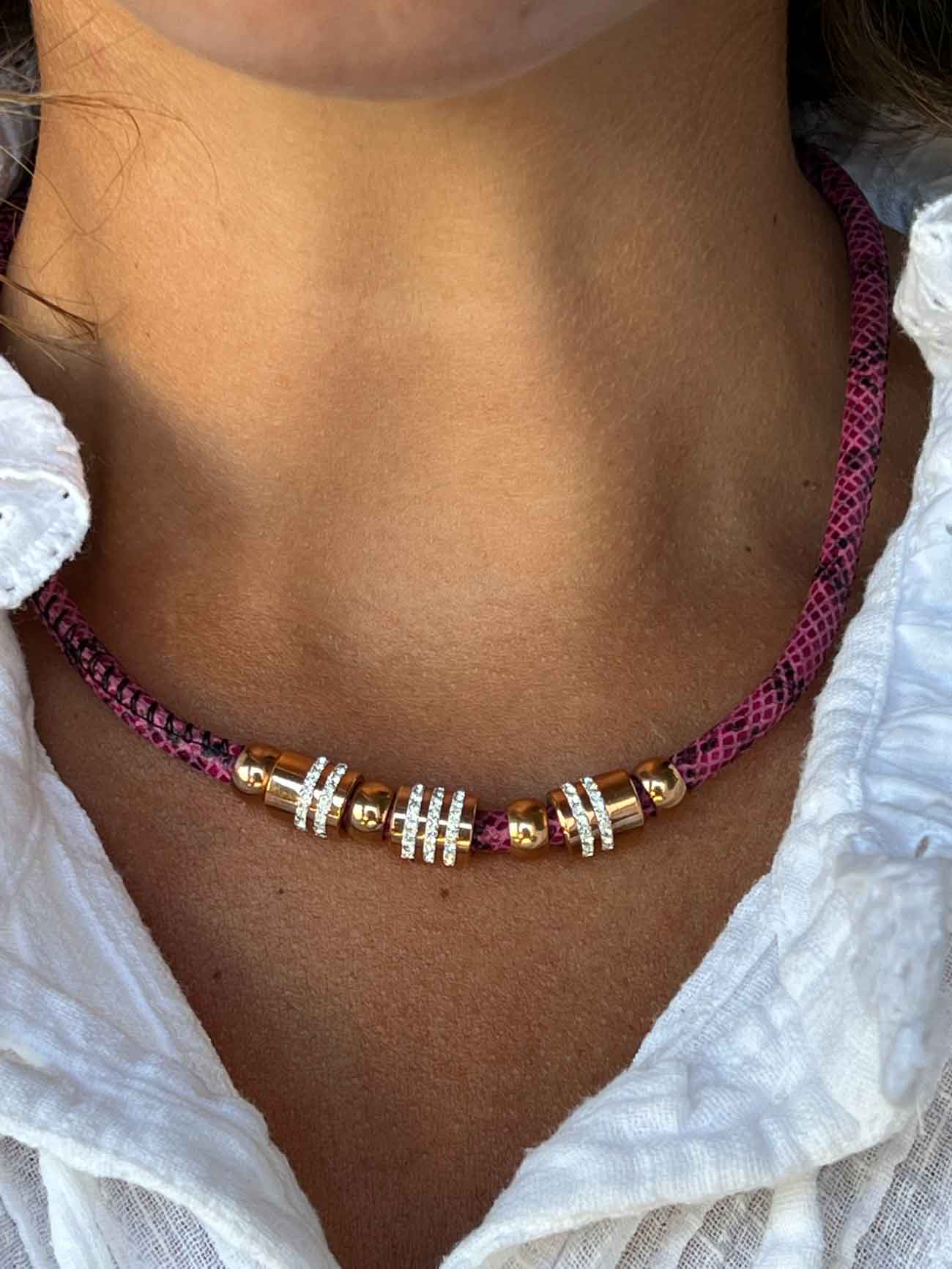 Collar de acero y piel en burdeos. - Roman Joyero