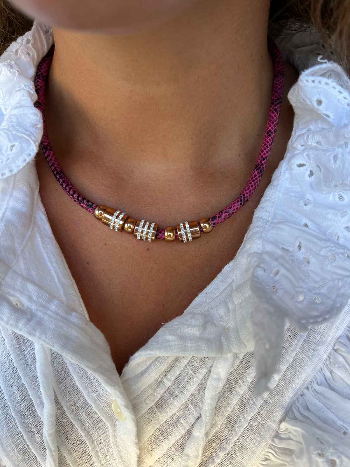 Collar de acero y piel en burdeos. - Roman Joyero