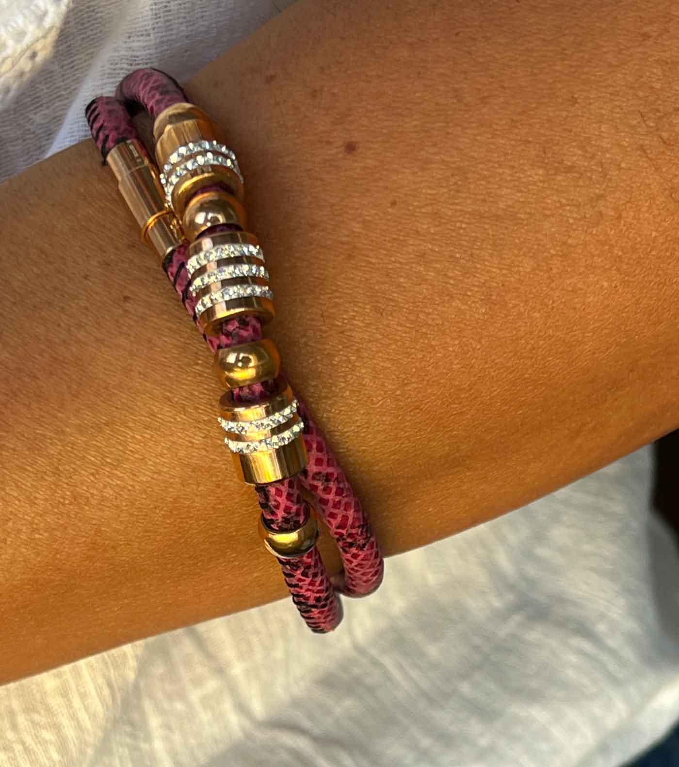 Collar de acero y piel en burdeos. - Roman Joyero