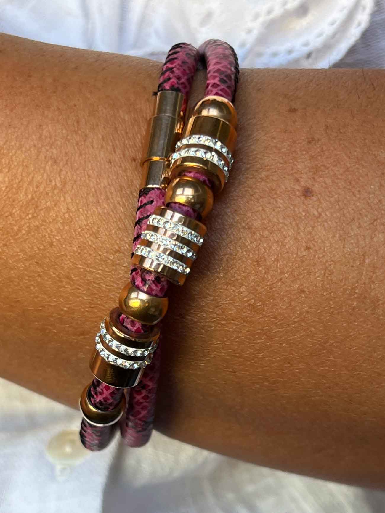 Collar de acero y piel en burdeos. - Roman Joyero