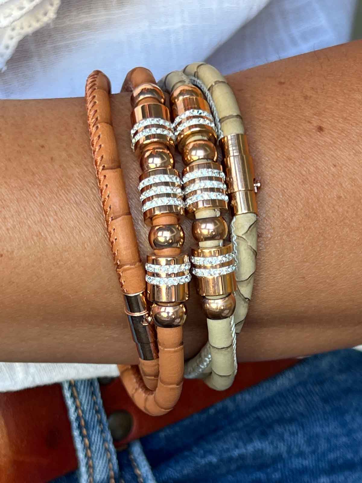 Collar de acero y piel en color beige y circonitas. - Roman Joyero