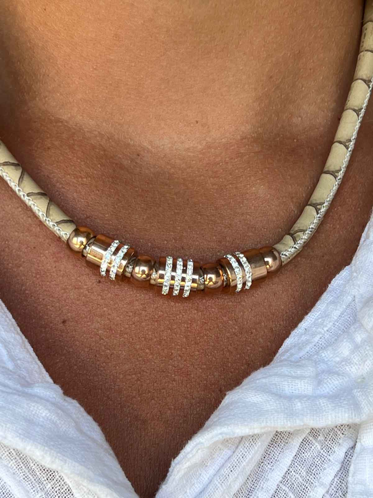 Collar de acero y piel en color beige y circonitas. - Roman Joyero