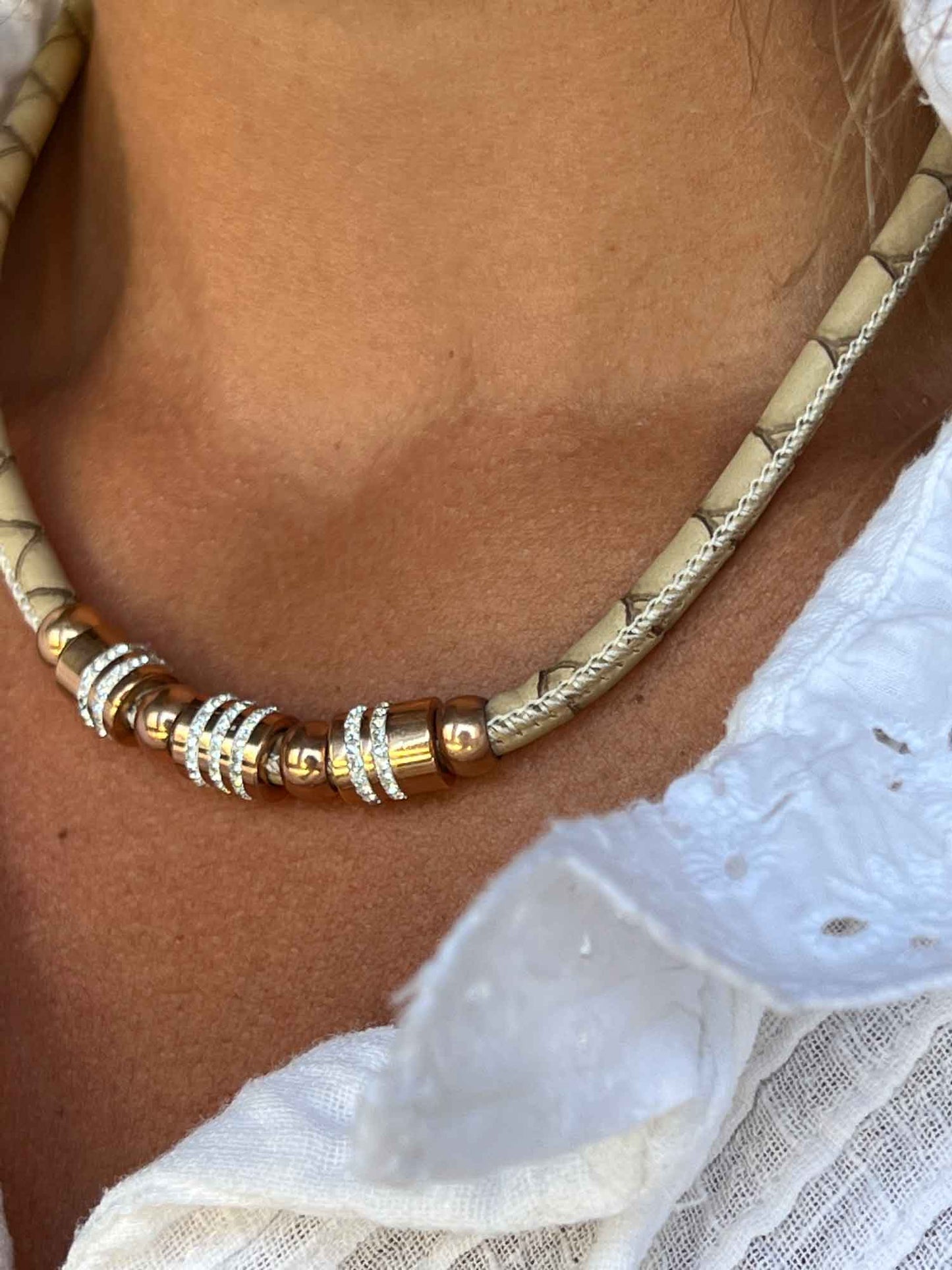 Collar de acero y piel en color beige y circonitas. - Roman Joyero