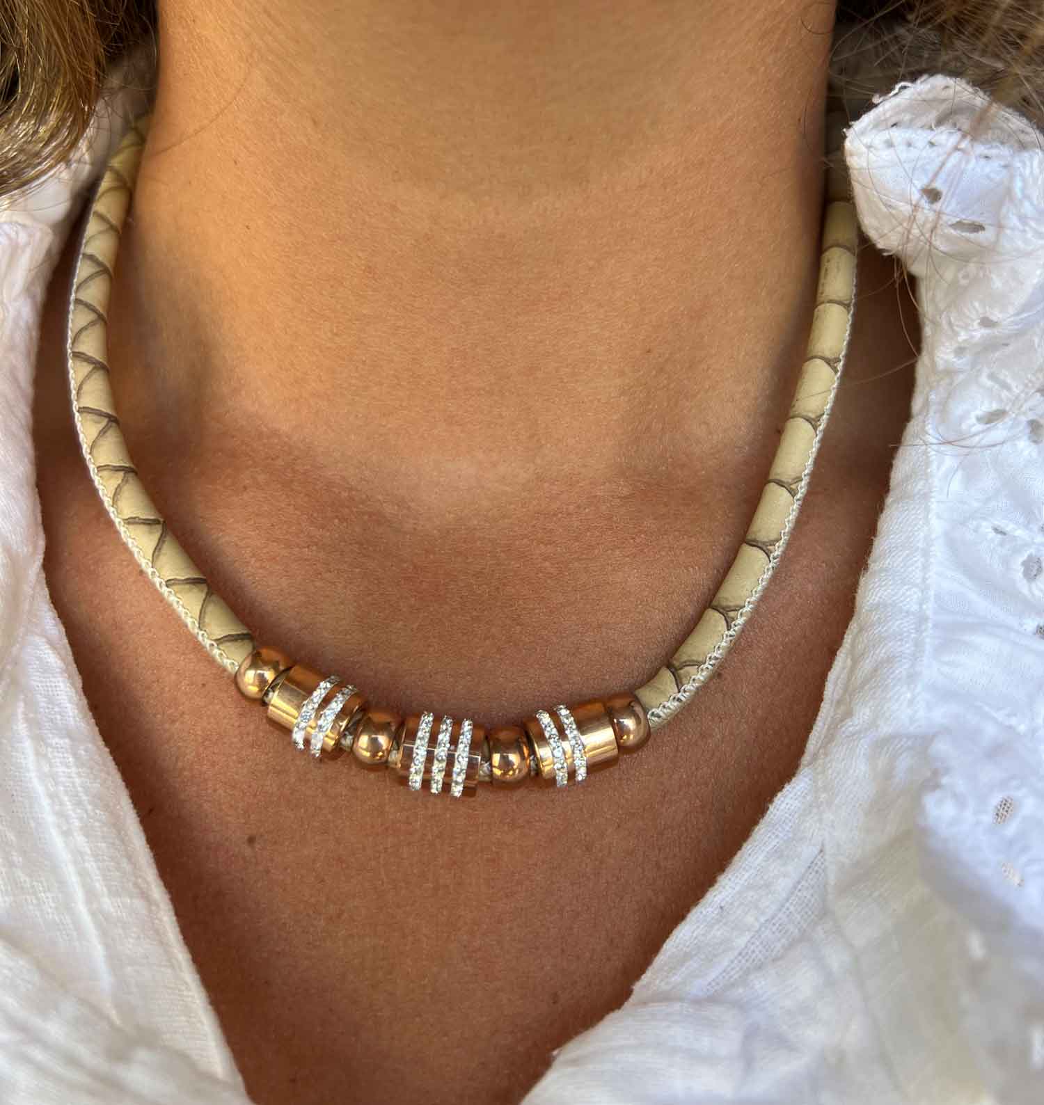 Collar de acero y piel en color beige y circonitas. - Roman Joyero