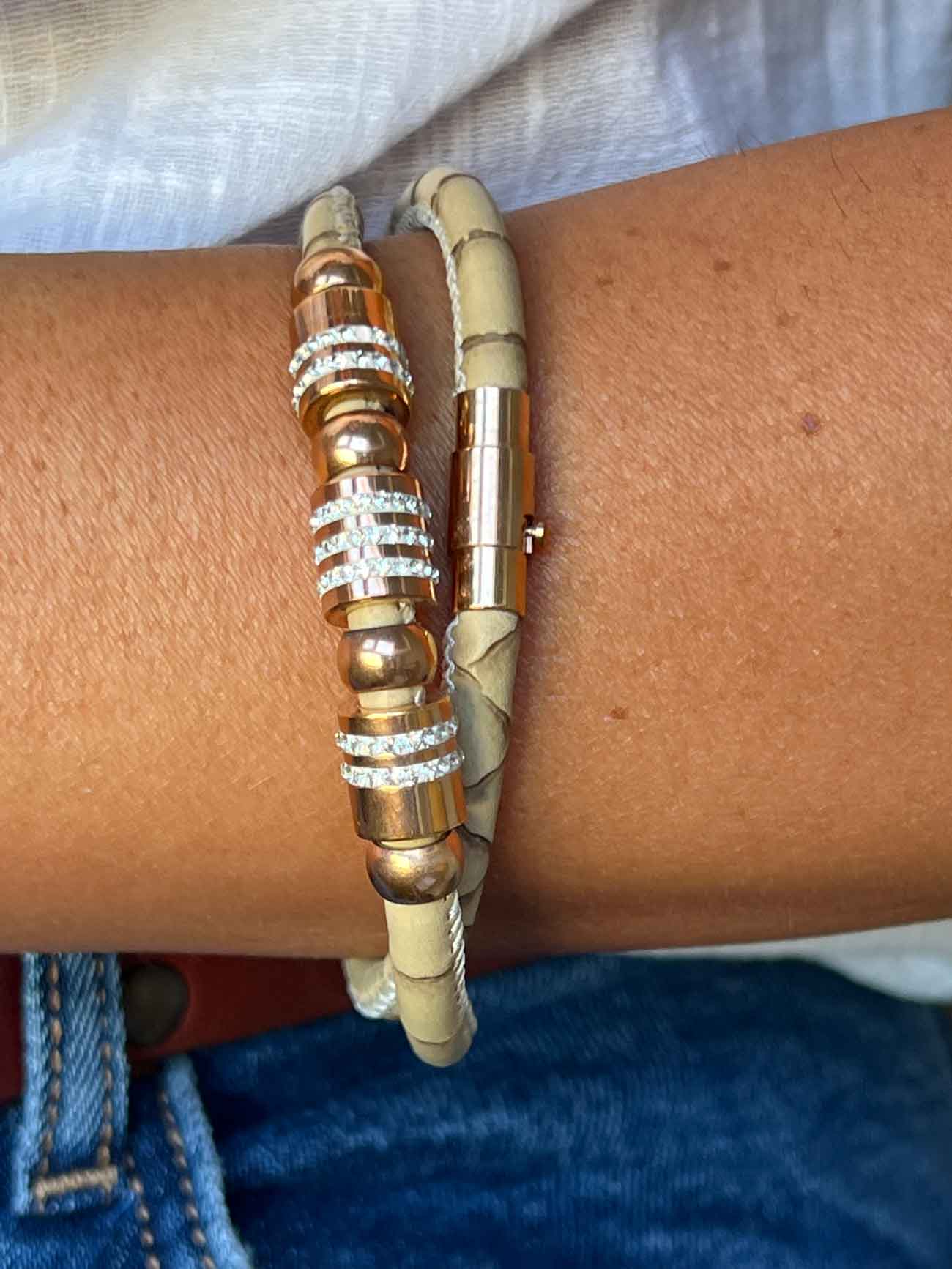 Collar de acero y piel en color beige y circonitas. - Roman Joyero