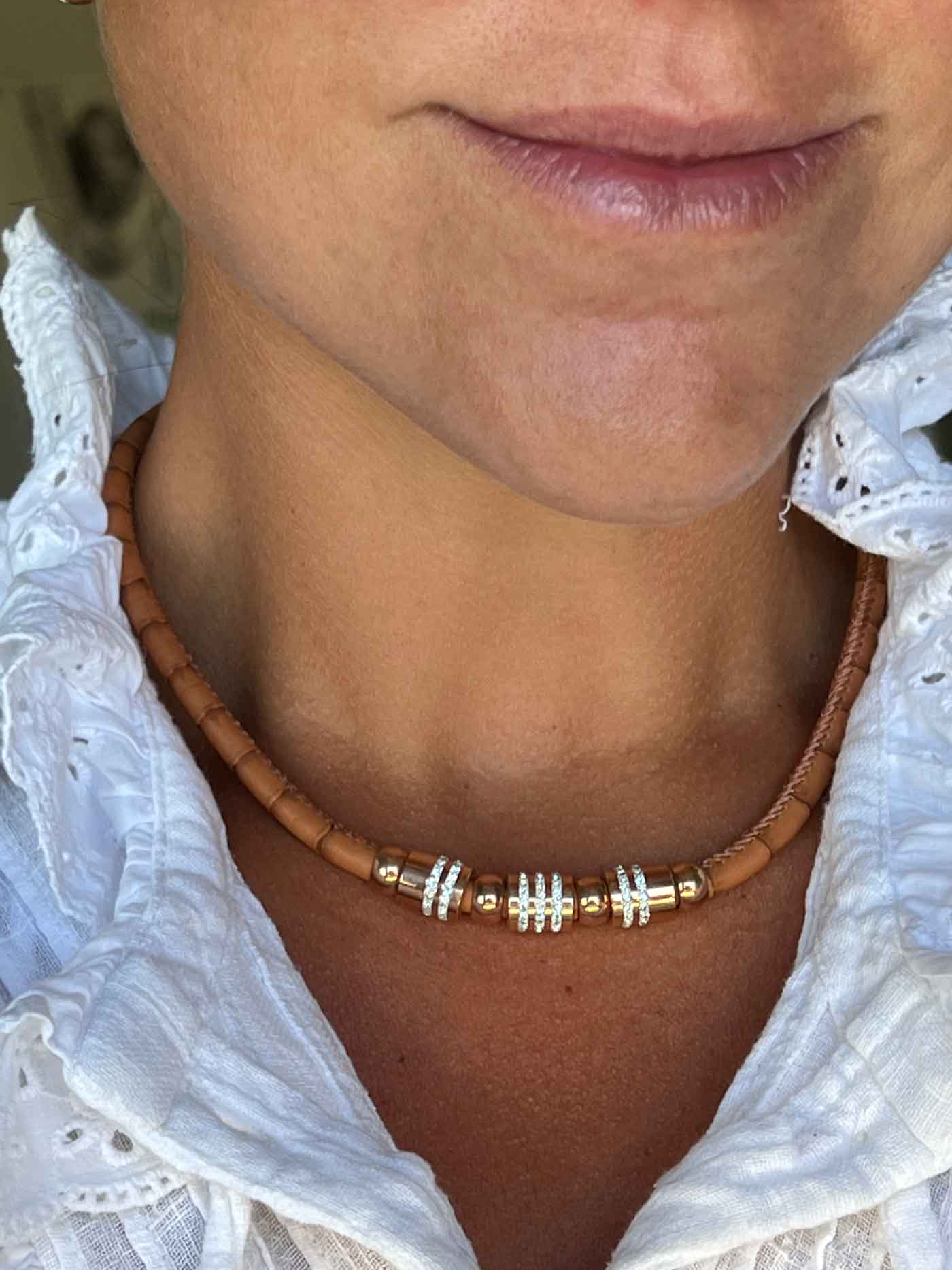 Collar de acero y piel en color piel con circonitas. - Roman Joyero