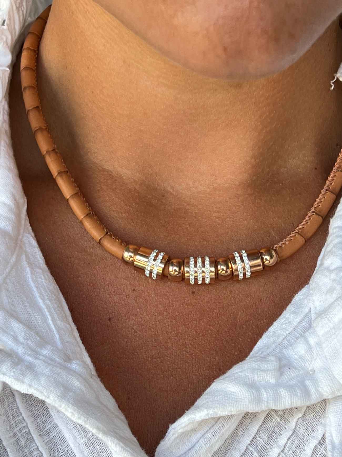 Collar de acero y piel en color piel con circonitas. - Roman Joyero
