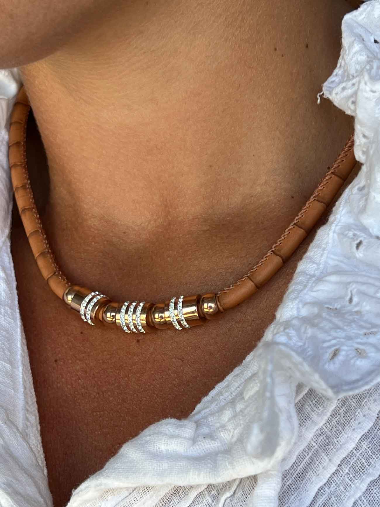 Collar de acero y piel en color piel con circonitas. - Roman Joyero