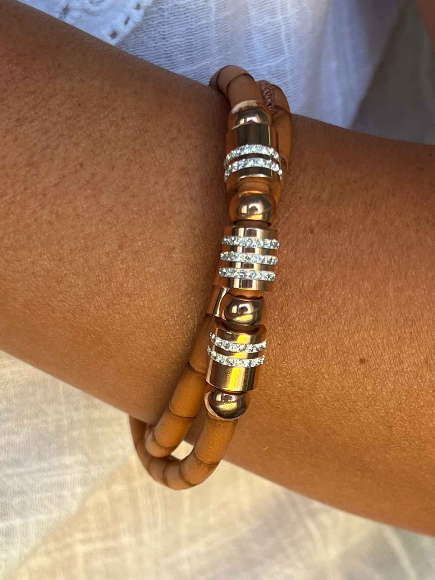 Collar de acero y piel en color piel con circonitas. - Roman Joyero