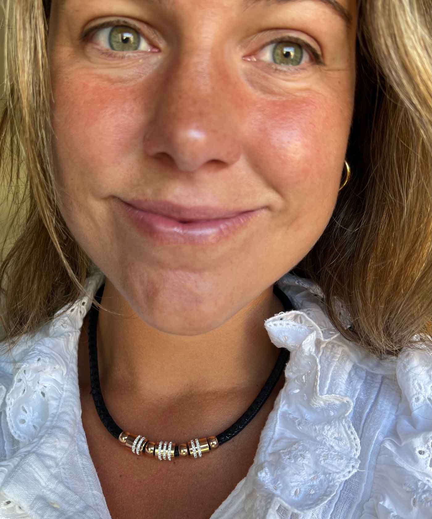 Collar de acero y piel en color negro y circonitas. - Roman Joyero