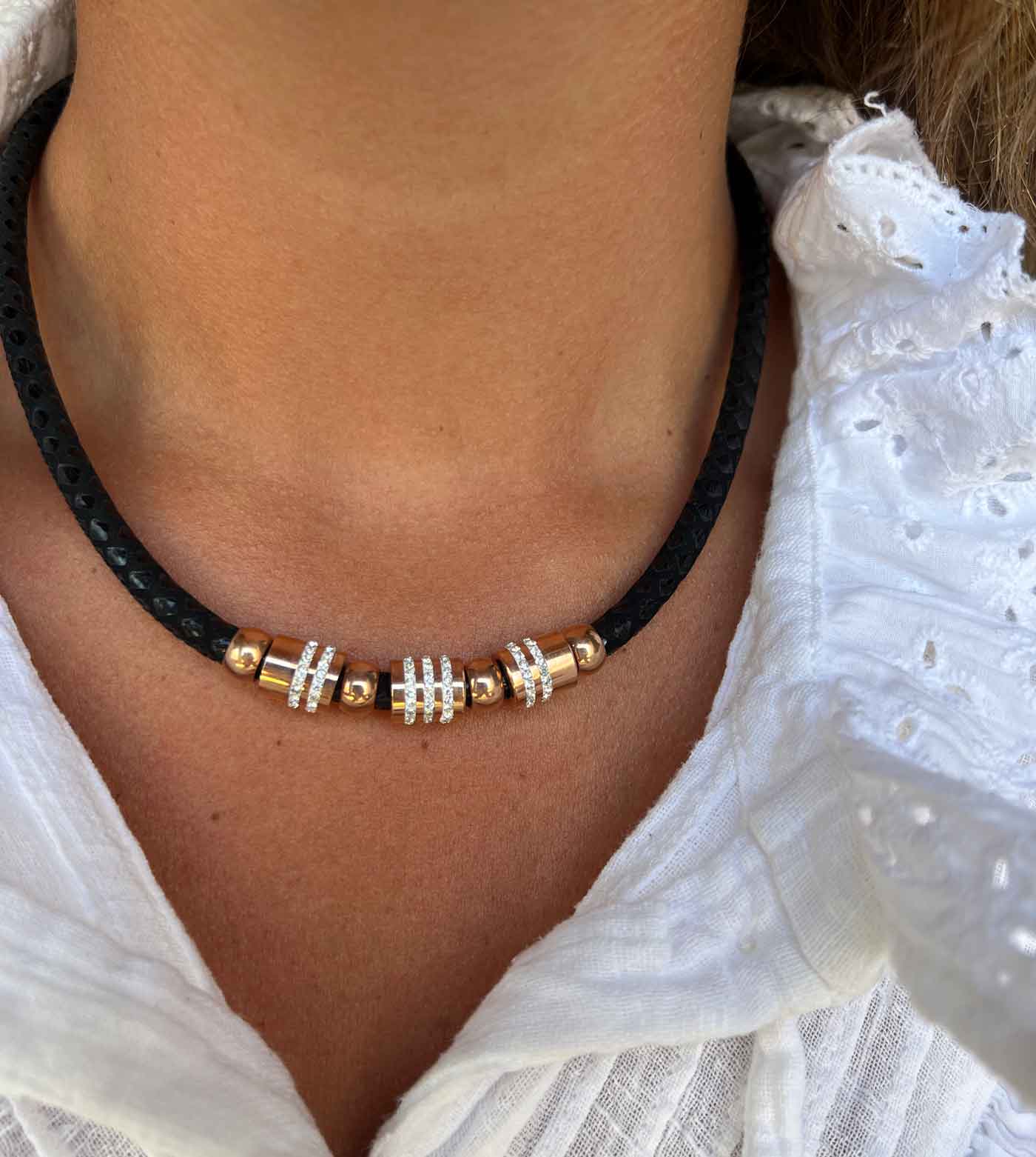 Collar de acero y piel en color negro y circonitas. - Roman Joyero