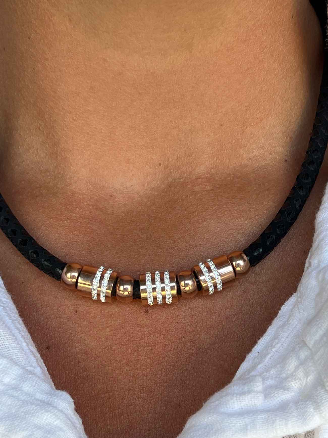 Collar de acero y piel en color negro y circonitas. - Roman Joyero