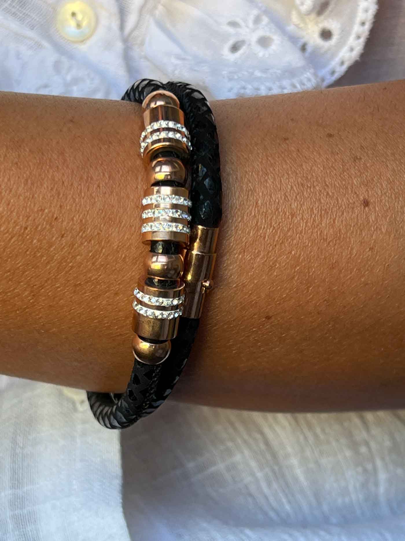 Collar de acero y piel en color negro y circonitas. - Roman Joyero